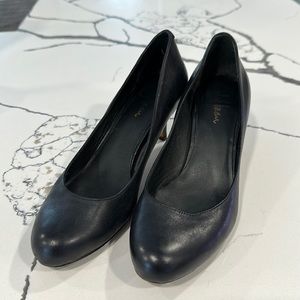 Cole Haan Nike Air Pump in black. Size 8.